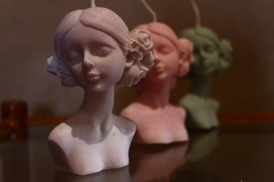 Κοπέλα με τριαντάφυλλα ψηλός λαιμός