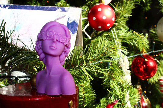 Κοπέλα με σγουρά μαλλιά